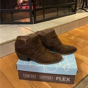 Women’s Life Stride Brand Brown Heeled Ankle Boots Size 7 1/2 Regular Width